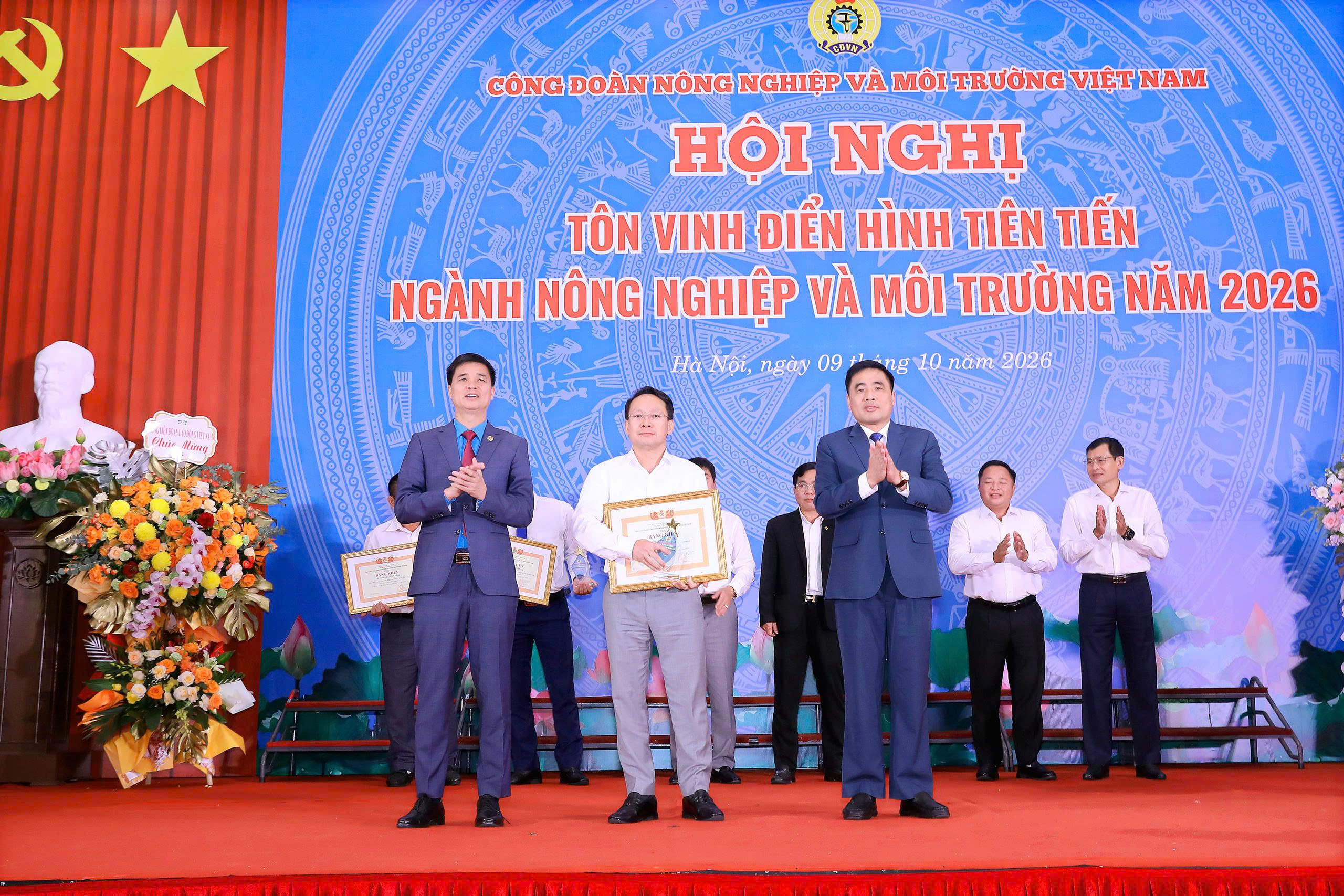 TỔNG GIÁM ĐỐC BÙI VĂN LONG ĐƯỢC VINH DANH ĐIỂN HÌNH TIÊN TIẾN NGÀNH NÔNG NGHIỆP VÀ MÔI TRƯỜNG NĂM 2026